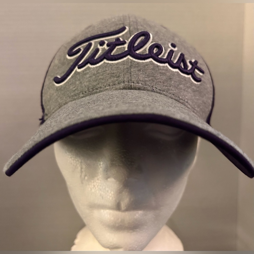 TITLEIST ladies golf cap.